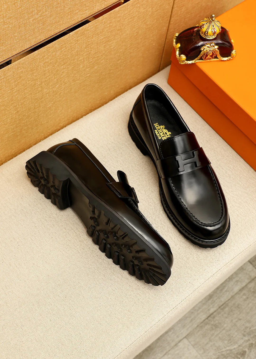 Men's shoes 💰460 💐 Product trademark: HERMES "Hermès" casual leather shoes Regular size: 38-44 (45.46🉑️customized) Product materials: Selected imported first-layer open-edge beaded cowhide leather upper + luxury hardware buckle, imported water-dyed 🐂 cowhide lining. Strong three-dimensional visual effect, original outsole Color: 4⃣️colors available
